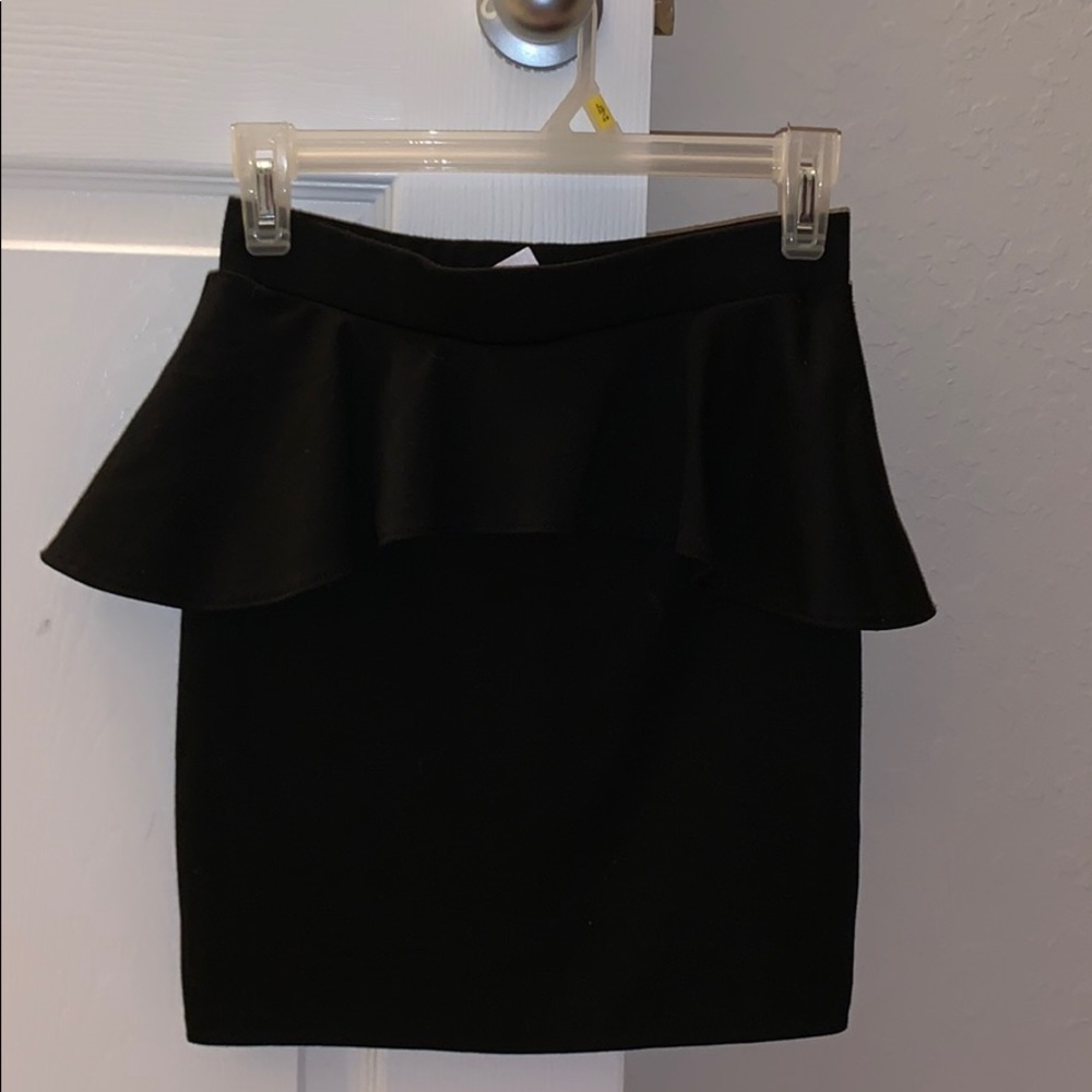 Black fitting skirt